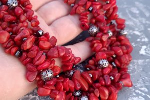 Комплект из натуральных кораллов пышное ожерелье и браслет - Описание