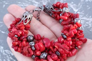Комплект из натуральных кораллов пышное ожерелье и браслет - Описание