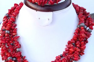 Комплект из натуральных кораллов пышное ожерелье и браслет - Описание