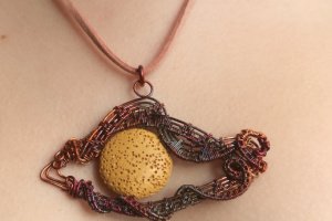 Кулон Око Пустелі - Опис