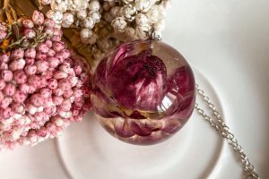 Кулон-сфера с малиновым гелихризумом - Описание