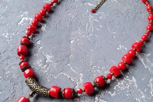 Колье с натуральнмы кораллами с этно орнаментом - Описание