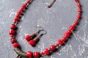 Колье и серьги с натуральнмы кораллами и этно орнаментом