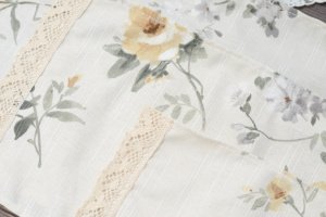 Серветка на кошик з мереживом 52 * 28см. жовті квіти - Опис