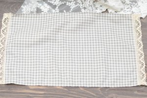 Салфетка на корзину с кружевом 52*28см. серая клетка - Описание