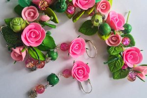 Браслет и серьги с малиновыми розами - Описание