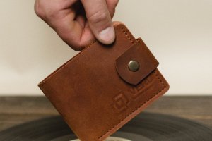 Компактный мужской кошелек ручной работы - Описание