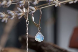 Работа Лёгкие асимметричные серьги капли с лунным камнем