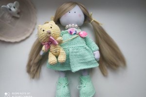 Big Tilda - кукла в мьятной платье с желтым мишкой - Описание