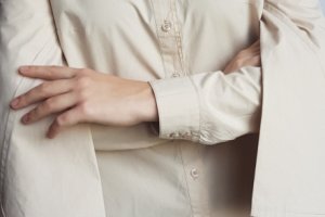 Стильная рубашка с интересным рукавом.  - Описание