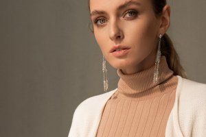 Длинные вечерние серьги с кристаллами - Описание