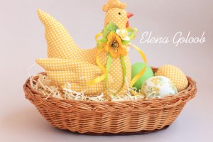 Великоднева курочка  жовта  з текстильным яйцями  - Описание
