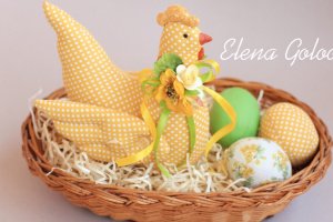 Великоднева курочка  жовта  з текстильным яйцями  - Описание