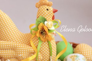 Великоднева курочка  жовта  з текстильным яйцями  - Описание