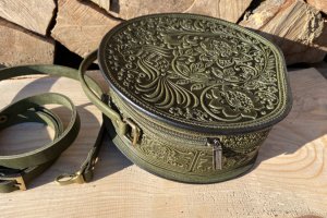 Оливкова жіноча шкіряна сумка " Жайворонок" кругла,  - Опис