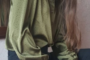 Блузка в горошек. Цвет хаки.  - Описание