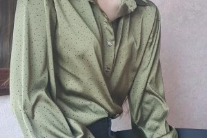 Блузка в горошек. Цвет хаки.  - Описание