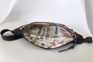 Коричнева Поясна Сумка З Графічною Вставкою  - Опис