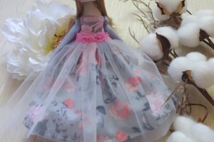 Текстильна лялька в красивому платті - Опис