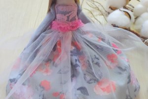 Текстильна лялька в красивому платті - Опис