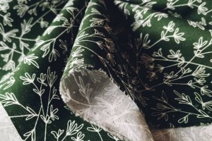 Тканина бавовна для рукоділля гілочки на темно-зеленому