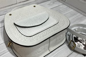 Женская кожаная сумка ручной работы "Азалия" белая - Описание