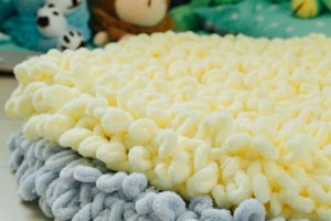 Коврик в детскую комнату из Alize Puffy - Описание