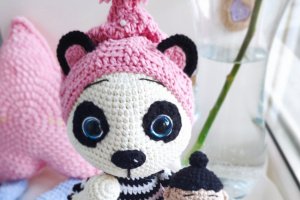 Игрушка Мишка Панда-кукла с игрушкой, (розовая) - Описание