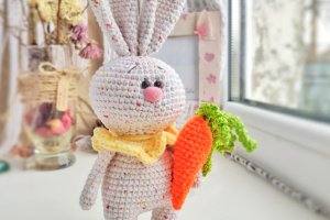 Игрушка белый (розовый, сиреневый) зайчик с морковкой - ДРУГИЕ РАБОТЫ