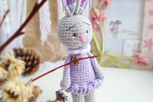 Игрушка белый (розовый, сиреневый) зайчик с морковкой - Описание