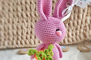 Игрушка белый (розовый, сиреневый) зайчик с морковкой - Описание