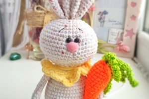 Игрушка белый (розовый, сиреневый) зайчик с морковкой - Описание