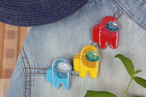 Брошка серед нас (Серед як) - Опис