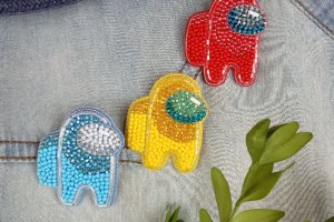 Брошка серед нас (Серед як) - Опис