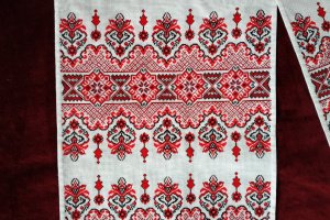 Свадебный вышитый рушник, полотенце на иконы, полотенце под ноги - Описание