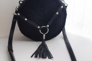 Круглая сумочка "Портупея" черная