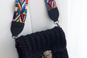 Сумка з яскравим ременем - Опис