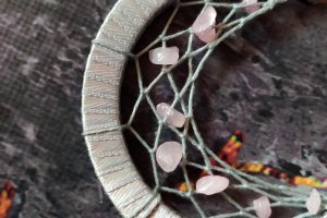 Серый Ловец снов с розовым кварцем Луна - Описание
