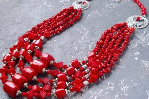 Стильное длинные бусы из натуральных кораллов - Описание