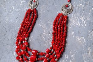 Стильное длинные бусы из натуральных кораллов - Описание