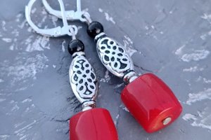 Серьги с натуральными кораллами и серебряными застежками № 310