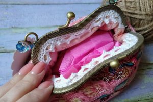 Текстильная сумочка с хрустальной ручкой - Описание