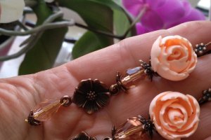 Винтажные серьги с персиковыми пионами - Описание