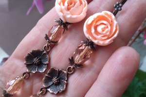 Винтажные серьги с персиковыми пионами - Описание