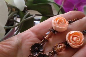 Винтажные серьги с персиковыми пионами - Описание