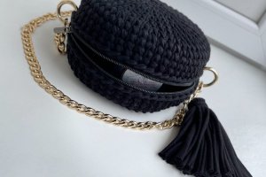 Черная круглая сумка на цепочке - Описание
