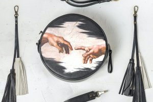 Кругла Шкіряна Сумка Для Вечірки Створення Адама - Опис