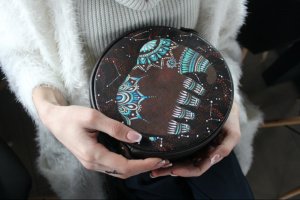 Женская Круглая Сумка с ручной росписью - Описание