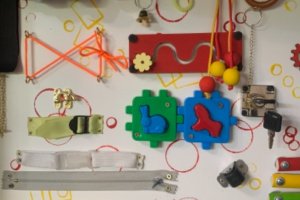 Бізіборд, бизиборд, бізідошка, розвиваюча іграшка - Опис