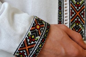 Рубашка-вышиванка с ярким гуцульским орнаментом - Описание